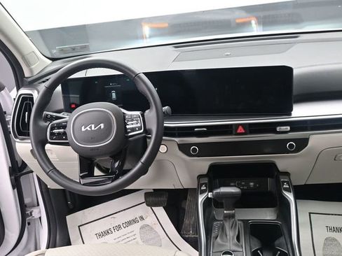 Used 2025 Kia Sorento S image 16