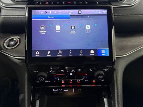 Used 2023 Jeep Grand Cherokee Limited w/ Luxury Tech Group II image 38