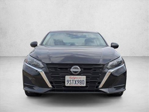 Used 2025 Nissan Altima 2.5 SV image 2