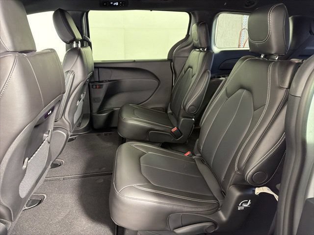 New 2026 Chrysler Pacifica Select AWD/4WD image 24