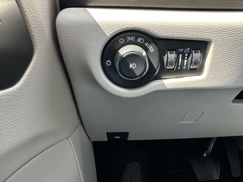 Used 2024 Chrysler Pacifica Touring-L FWD image 24
