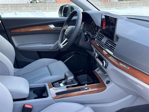 Used 2024 Audi Q5 e Premium image 12