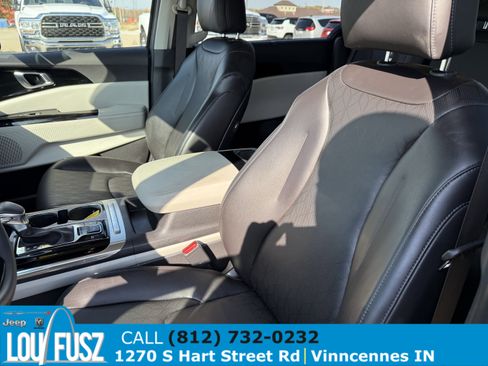 Used 2024 Kia Carnival EX image 18