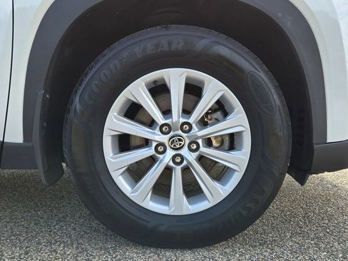 Used 2024 Toyota Grand Highlander AWD image 12