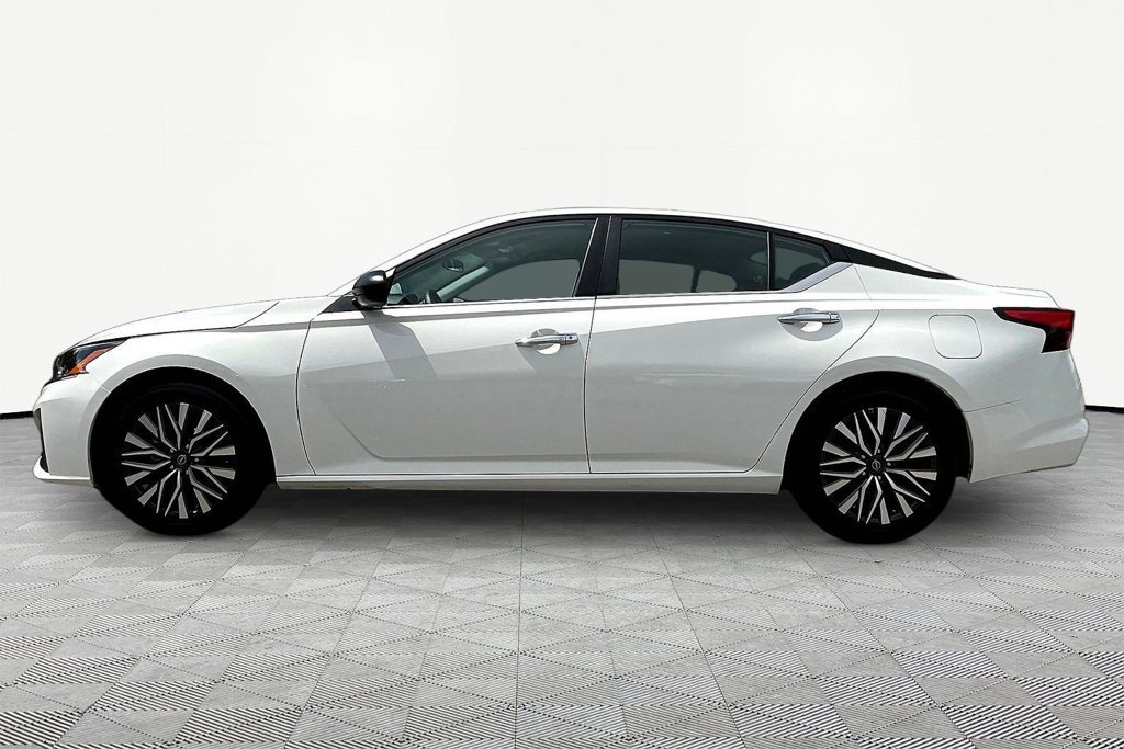 Used 2025 Nissan Altima 2.5 SV FWD image 4