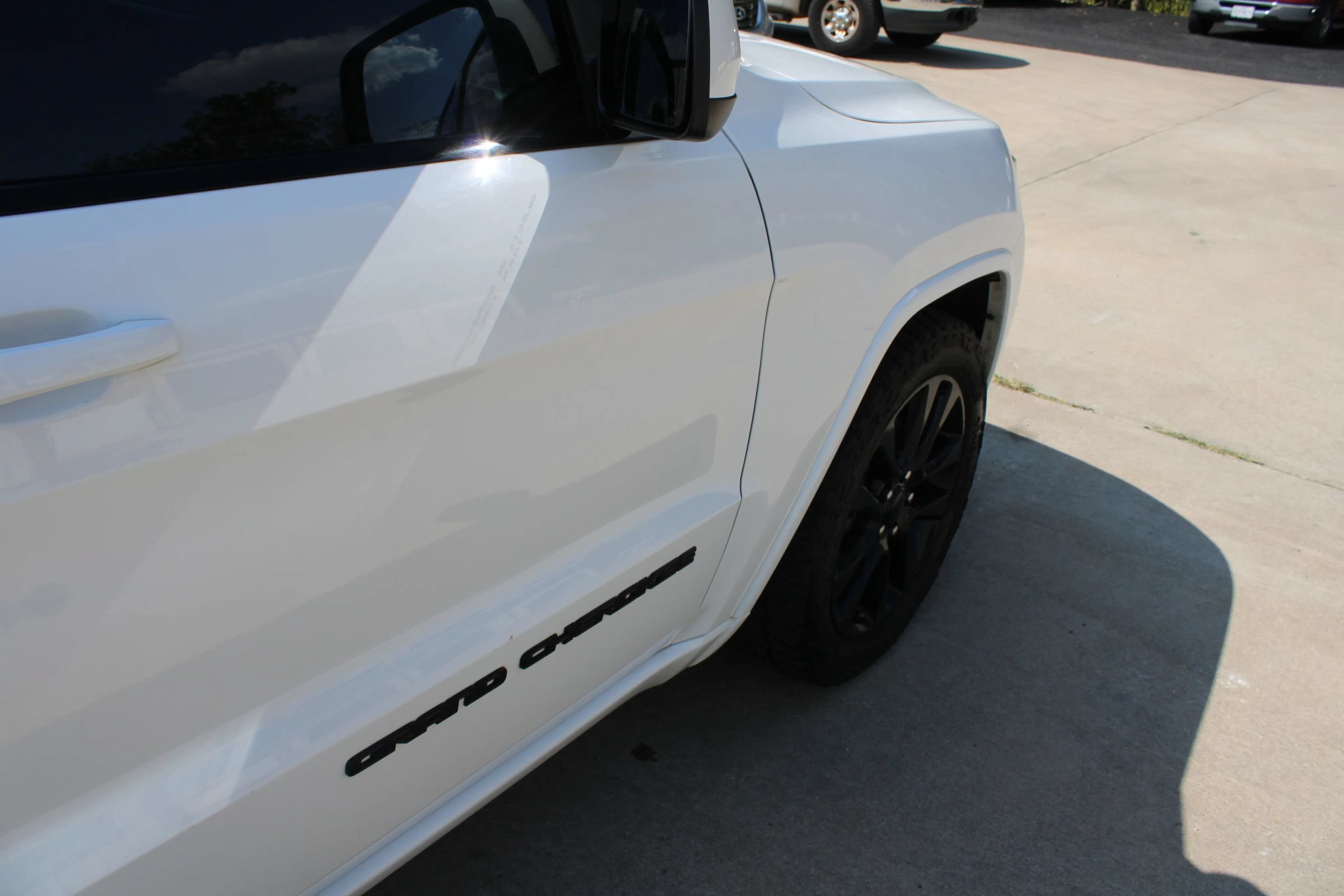 Used 2018 Jeep Grand Cherokee Altitude AWD/4WD image 11