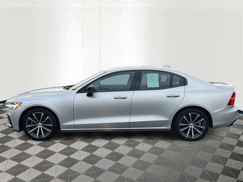 Used 2022 Volvo S60 B5 Momentum image 2