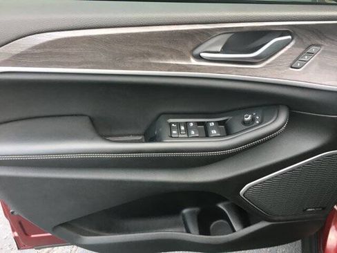 Used 2023 Jeep Grand Cherokee Limited w/ Black Appearance Package image 13