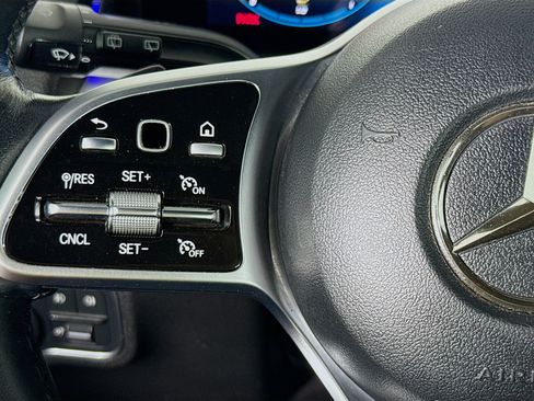 Used 2023 Mercedes-Benz GLB 250 w/ Premium Package image 11