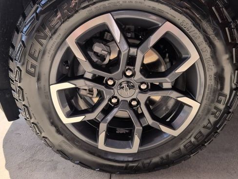 Used 2025 Chevrolet Equinox ACTIV w/ Safety and Technology Package FWD image 25
