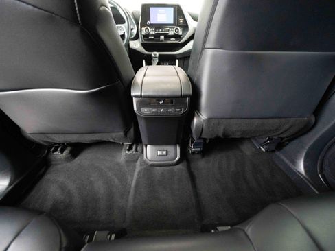 Used 2023 Toyota Highlander XLE image 22