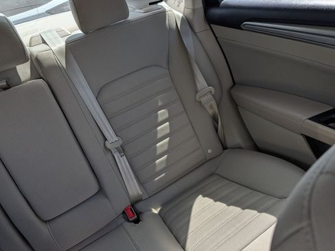 Used 2019 Ford Fusion SE FWD image 14