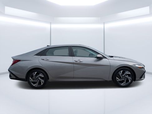 Certified 2025 Hyundai Elantra Limited image 3