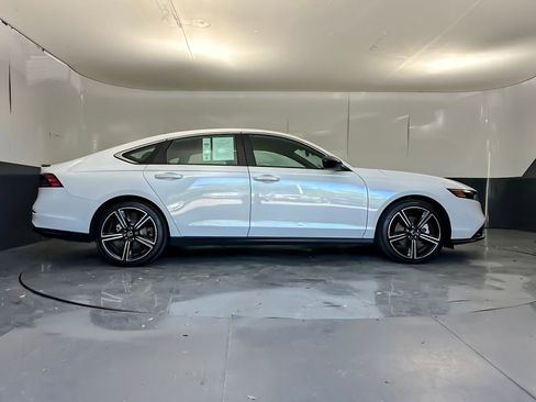 Used 2025 Honda Accord Sport image 2