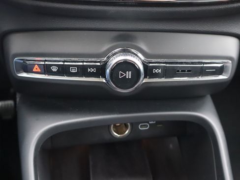 Used 2025 Volvo XC40 B5 Core image 27