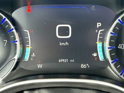 Used 2024 Chrysler Pacifica Touring-L FWD image 25