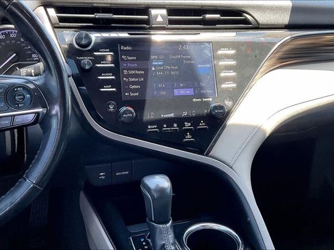 Used 2019 Toyota Camry XLE FWD image 7