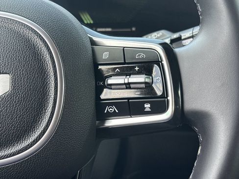 Used 2025 Kia Carnival EX FWD image 31