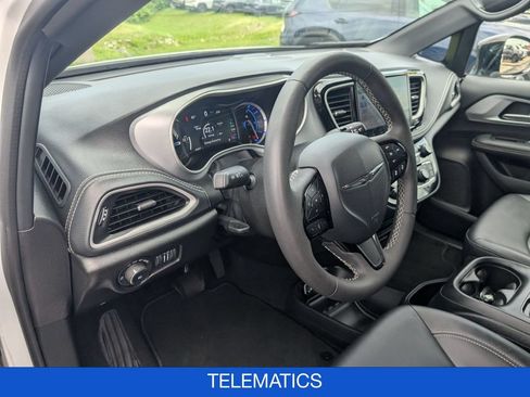 Used 2024 Chrysler Pacifica Limited FWD image 13