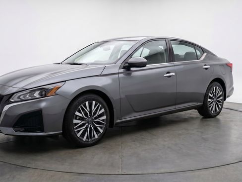 Used 2025 Nissan Altima 2.5 SV FWD image 3