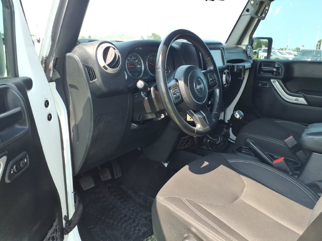 Used 2017 Jeep Wrangler Unlimited Sahara w/ Connectivity Group AWD/4WD image 8