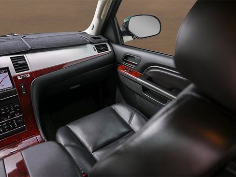 Used 2011 Cadillac Escalade EXT Luxury image 25