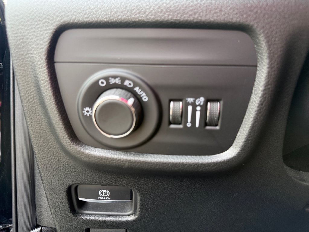 Used 2023 Jeep Grand Cherokee Altitude AWD/4WD image 19