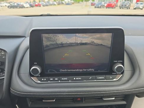 Used 2025 Nissan Rogue SV image 9