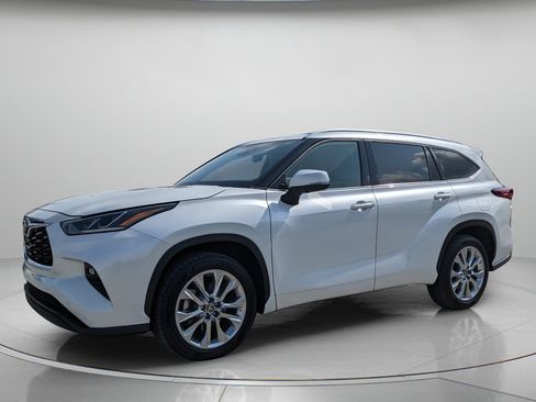 Used 2023 Toyota Highlander Limited FWD image 2