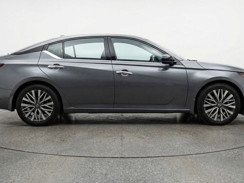 Used 2025 Nissan Altima 2.5 SV image 11