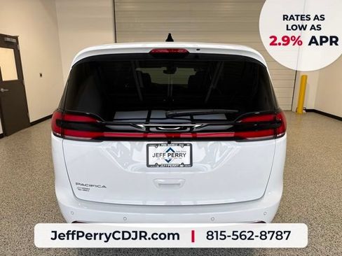 New 2027 Chrysler Pacifica Select FWD image 7