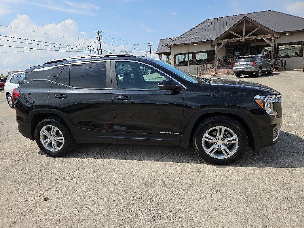 Used 2023 GMC Terrain SLE w/ Driver Convenience Package FWD image 9