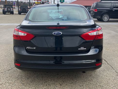 Used 2013 Ford Focus SE w/ SE Winter Pkg image 3