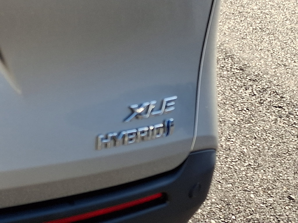 Used 2024 Toyota Sienna XLE FWD image 32