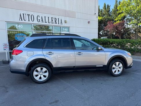 Used 2011 Subaru Outback 2.5i Premium w/ Protection Pkg 1A AWD/4WD image 2