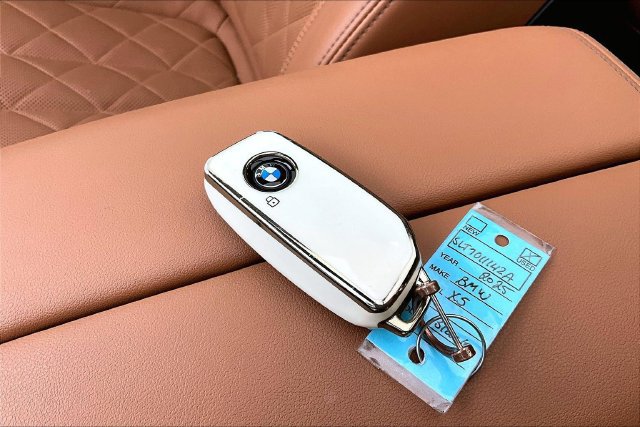 Used 2025 BMW X5 xDrive40i w/ M Sport Package AWD/4WD image 9