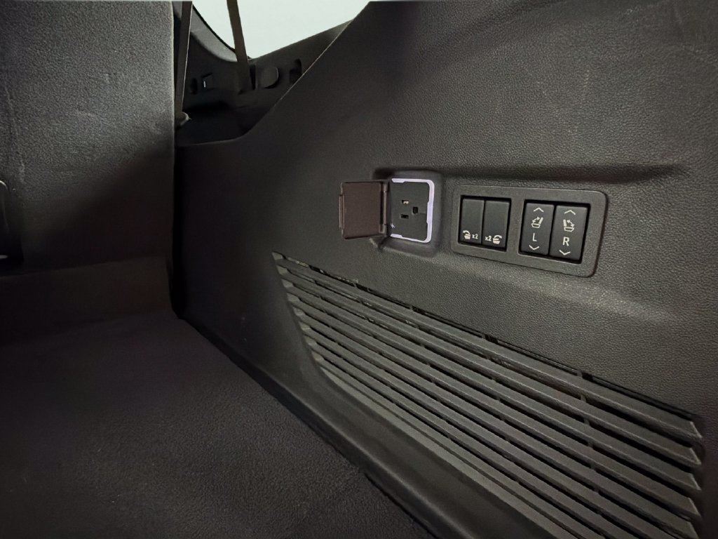 Certified 2025 Chevrolet Suburban Premier RWD image 31