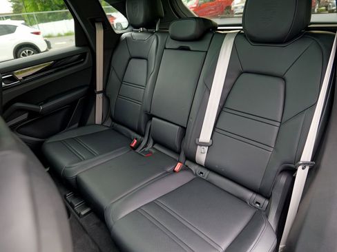Used 2023 Porsche Cayenne Platinum Edition AWD/4WD image 31