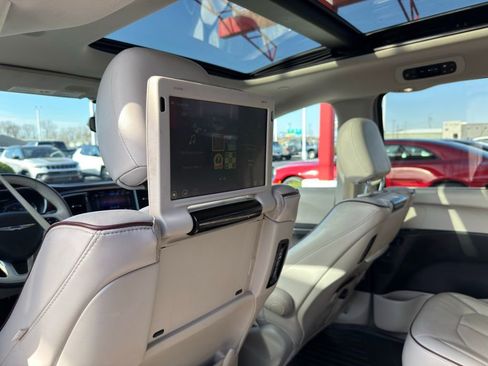 Used 2017 Chrysler Pacifica Limited image 35