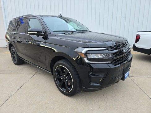 Used 2023 Ford Expedition Limited image 2