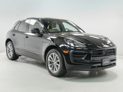 Certified 2022 Porsche Macan AWD/4WD image 8