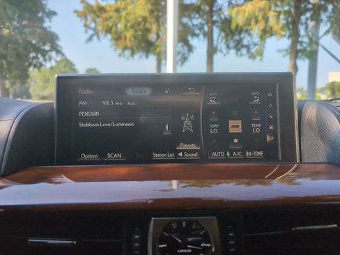 Used 2020 Lexus LX 570 4WD w/ Luxury Package image 23