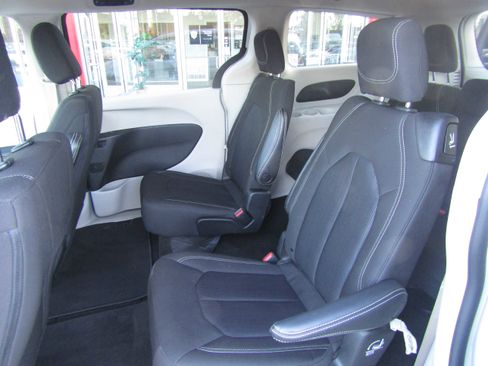 Used 2022 Chrysler Voyager LX image 11