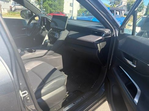 Used 2023 Toyota Venza XLE AWD/4WD image 2
