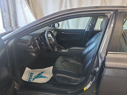 Used 2019 Toyota Camry SE image 3
