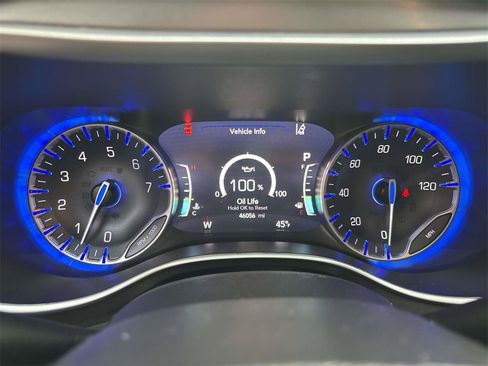 Used 2024 Chrysler Pacifica Touring-L image 27