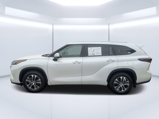 Used 2024 Toyota Highlander XLE FWD image 6