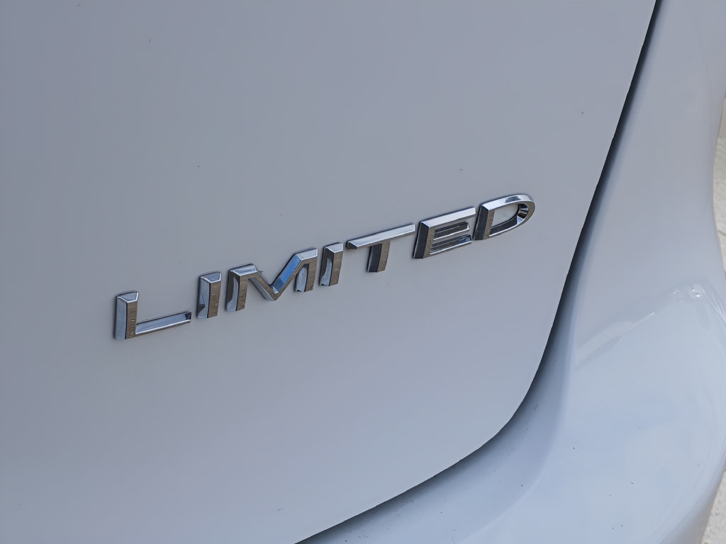 Used 2026 Chrysler Pacifica Limited FWD image 32