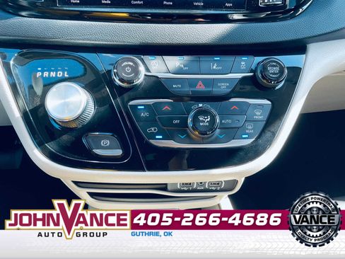 Used 2023 Chrysler Pacifica Touring-L image 28