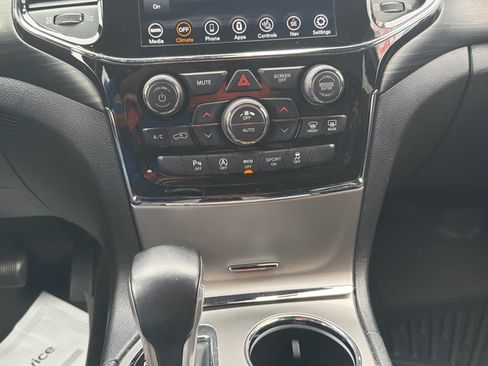 Used 2022 Jeep Grand Cherokee Laredo X AWD/4WD image 28